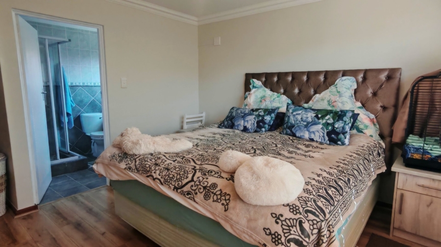 3 Bedroom Property for Sale in Fraaiuitsig Western Cape
